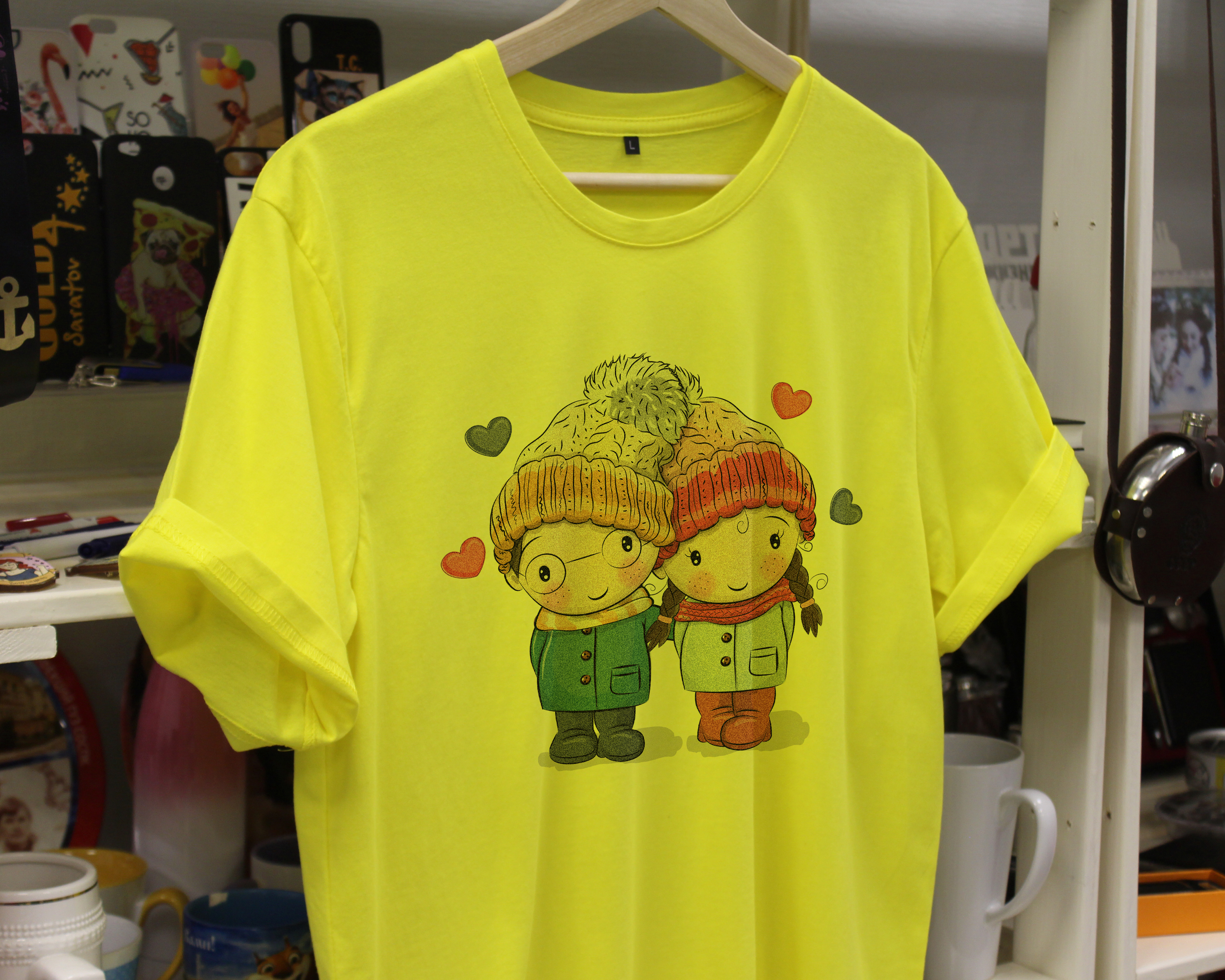 желтая футболка с принтом